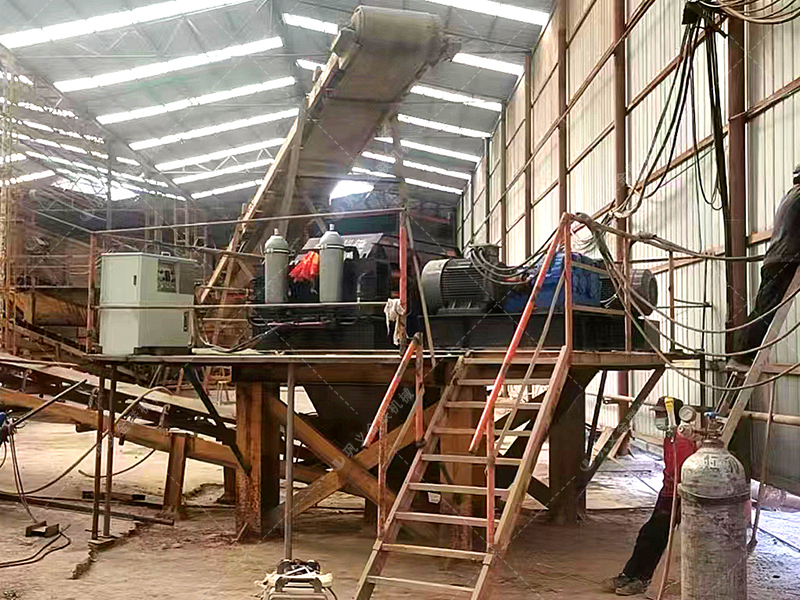 石头碎成砂子能不能用？液压对辊制砂机制砂效果怎么样？